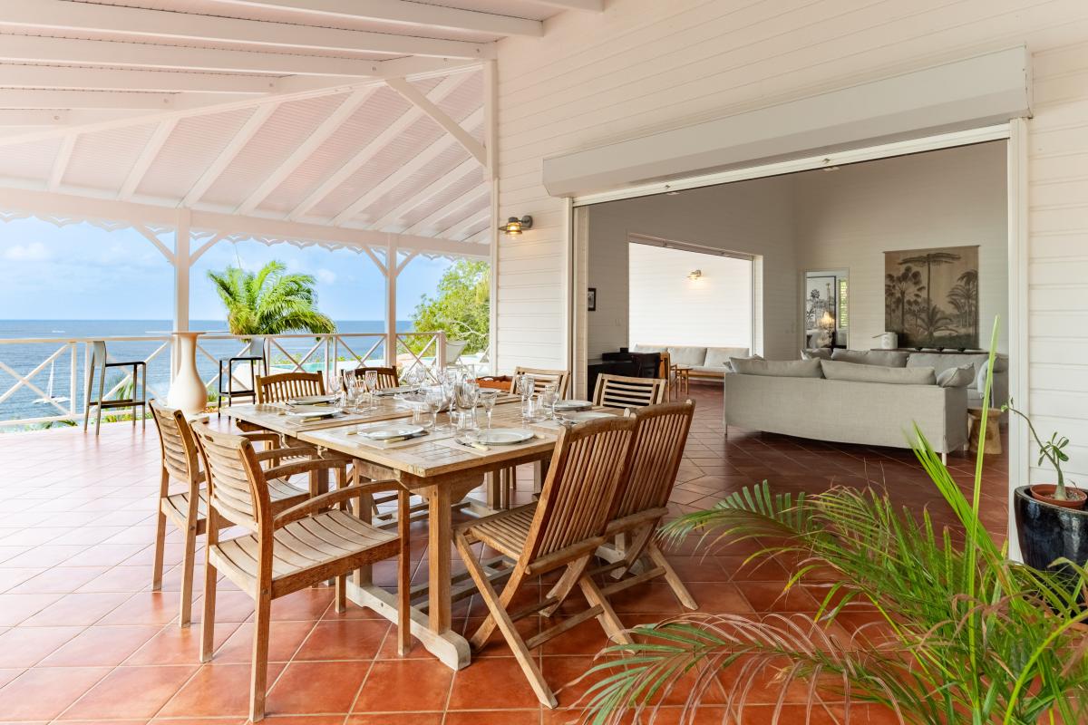 19-Table de repas-ouverte-renovee-vue-mer-martinique